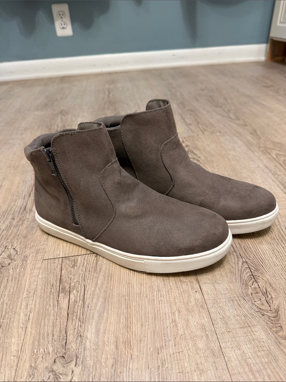 Izod Women's Taupe Suede Chukka Boots